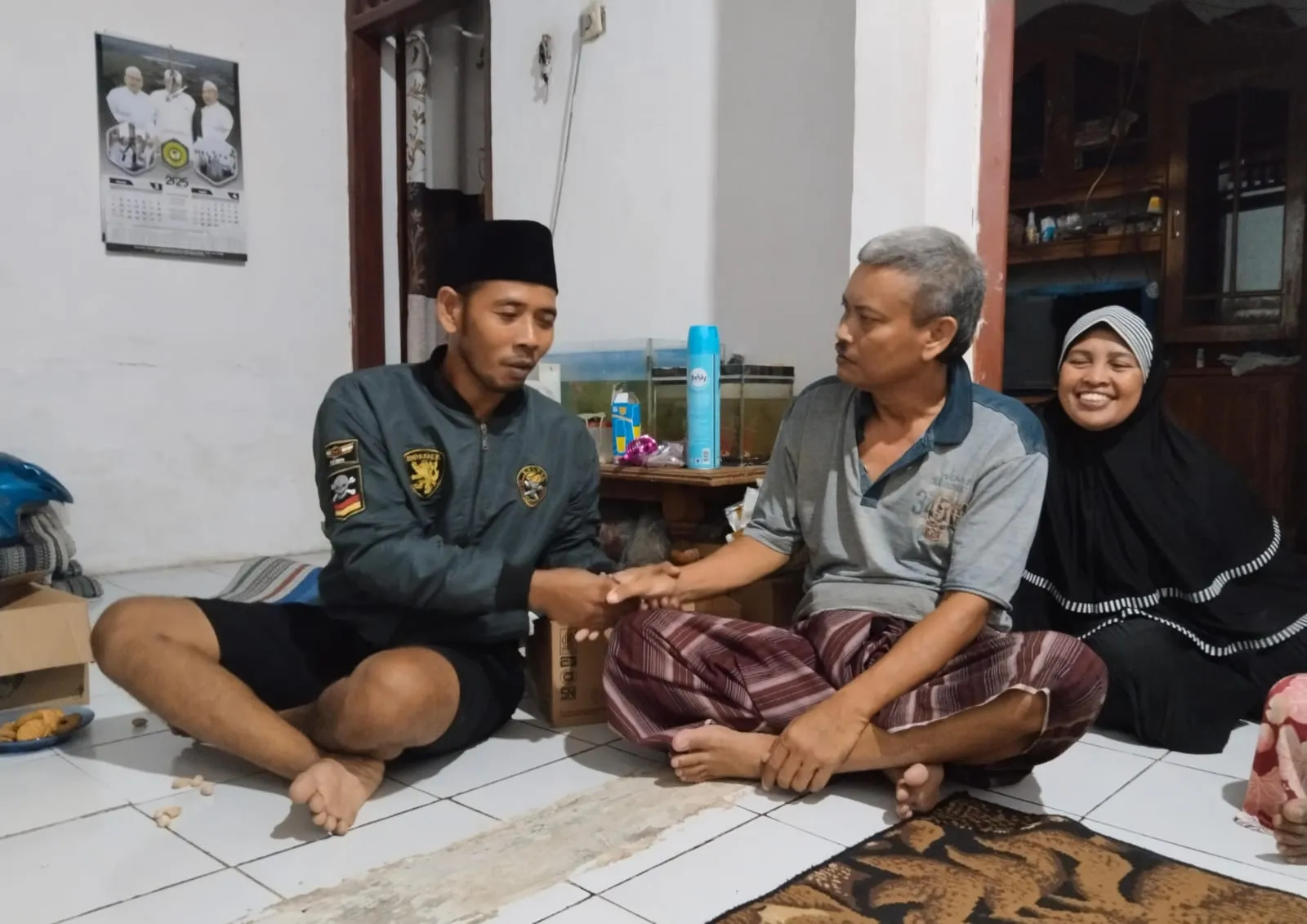 WAKIL KETUA JIMPITAN  SALURKAN BANTUAN WARGA RT07 YANG SAKIT
