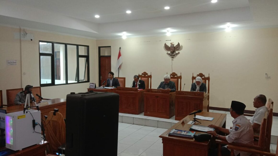 AJUDIKASI SENGKETA INFORMASI ABDUL AZIZ LAWAN KADES SOKATENGAH BELUM PUTUS