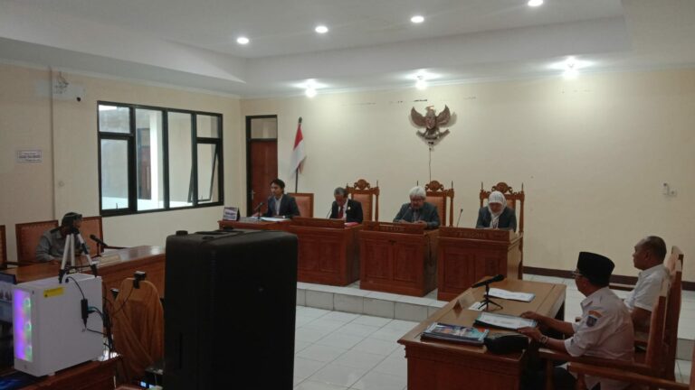 AJUDIKASI SENGKETA INFORMASI ABDUL AZIZ LAWAN KADES SOKATENGAH BELUM PUTUS