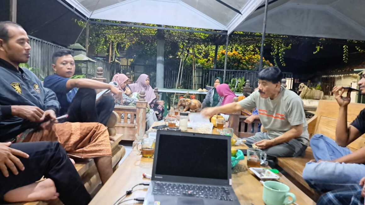 MUSYARWARAH RENCANA BAGI-BAGI TAJIL GEBRAKAN YANG DISIAPKAN  POTING UNTUK WARGA RT.07 DI BULAN RAMADHAN