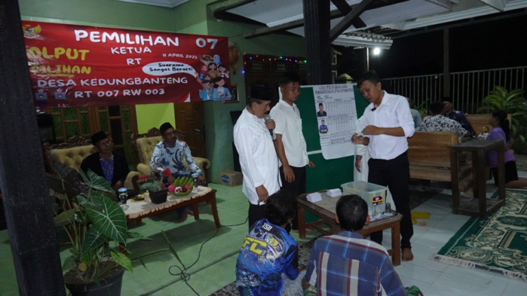 WARGA RT.07 SELENGGARAKAN PEMILIHAN  KETUA RT